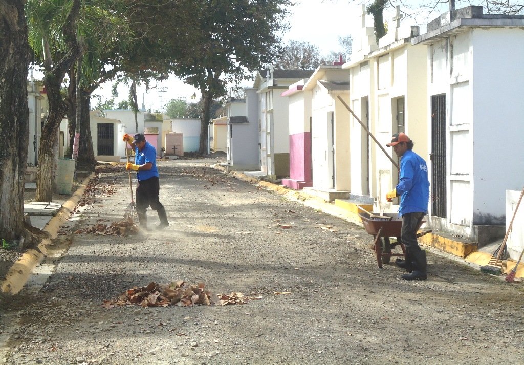 Brigada de Limpieza del ayuntamiento en el cementerio municipal de Moca